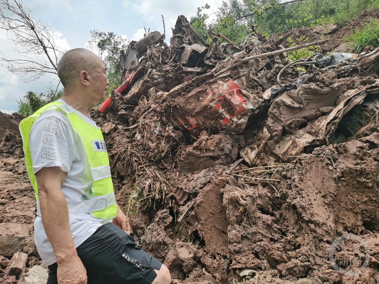 高速路边坡塌方，重庆大叔为了拦车自己的车被埋