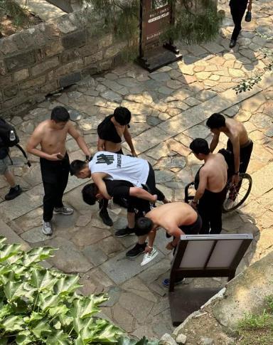 25岁截瘫小伙梦想爬泰山 热心博主喊来朋友抬轮椅陪其爬泰山 用6小时登上中天门