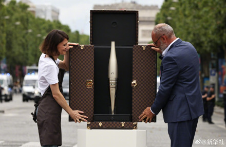 奥运火炬传递在巴黎举行 奥运火炬传递在巴黎举行