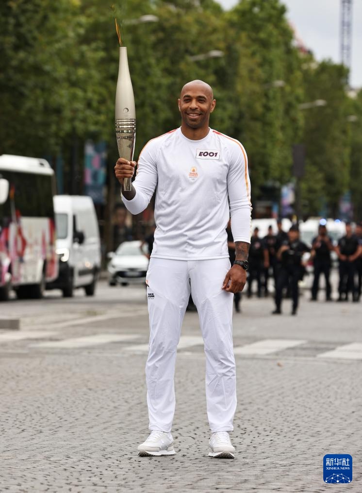 奥运火炬传递在巴黎举行 奥运火炬传递在巴黎举行