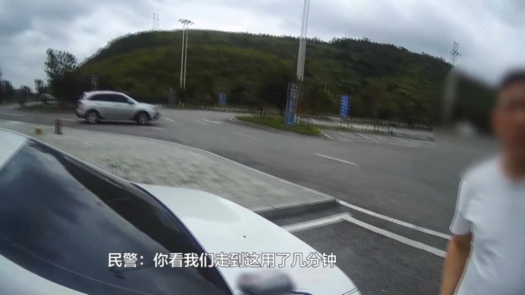 贵阳司机临停应急车道,只为干这事?民警灵魂拷问:比命更重要吗 贵阳司机临停应急车道,只为干这事?民警灵魂拷问:比命更重要吗