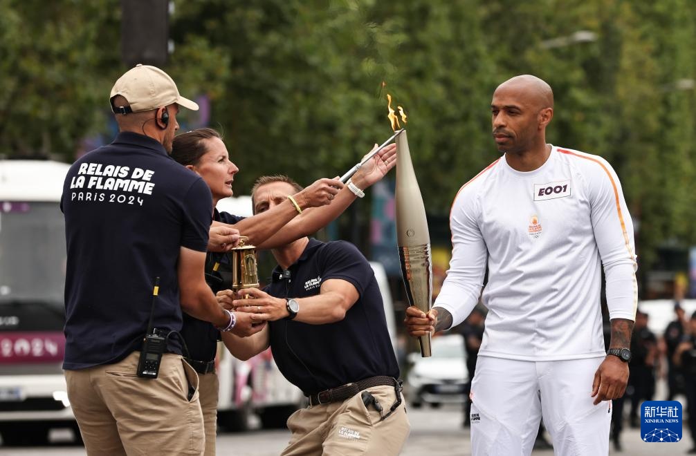 奥运火炬传递在巴黎举行 奥运火炬传递在巴黎举行