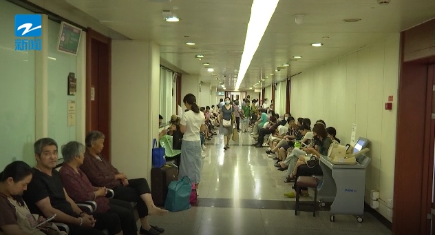 太火了！浙江一医院每天1000人都不止，走廊里都排满了人！好消息：晚上也有了