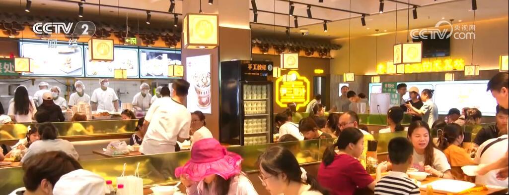 地方特色美食火爆 “舌尖上的文旅”激发各地暑期消费热潮 地方特色美食火爆 “舌尖上的文旅”激发各地暑期消费热潮