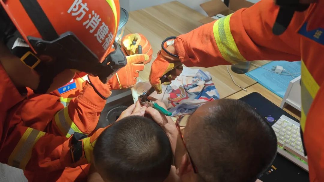 又有“熊孩子”被卡住了！这次居然卡在……