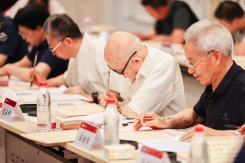 91岁老教授手书！坚持手写18年的录取通知书有新变化