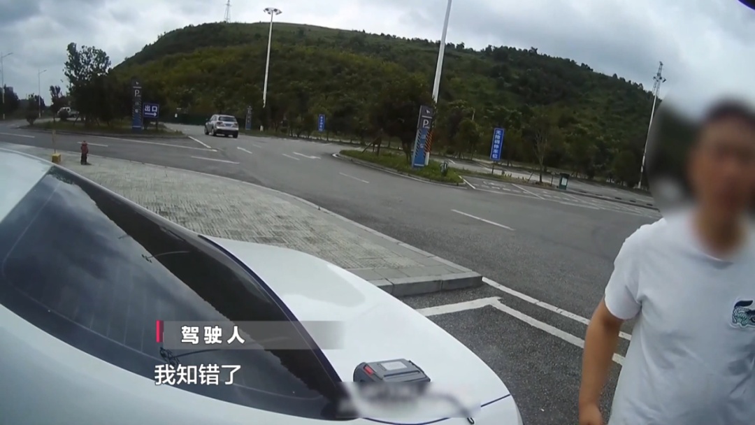 贵阳司机临停应急车道,只为干这事?民警灵魂拷问:比命更重要吗 贵阳司机临停应急车道,只为干这事?民警灵魂拷问:比命更重要吗