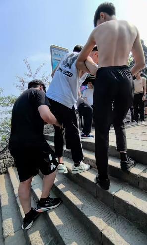 25岁截瘫小伙梦想爬泰山 热心博主喊来朋友抬轮椅陪其爬泰山 用6小时登上中天门