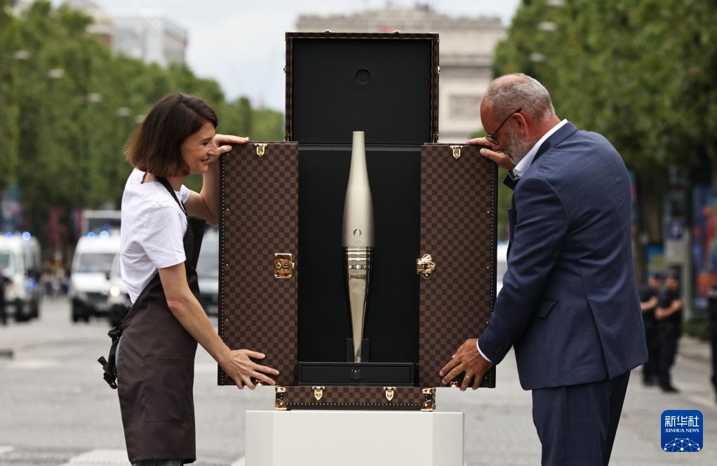 奥运火炬传递在巴黎举行 奥运火炬传递在巴黎举行