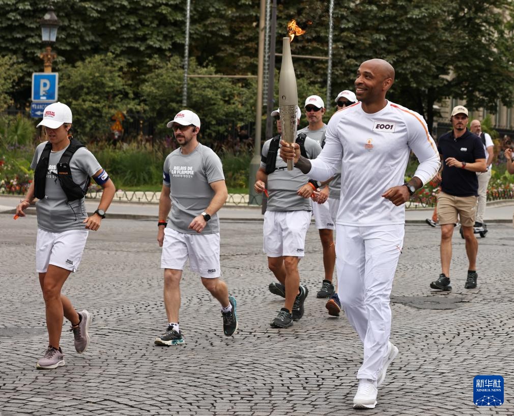 奥运火炬传递在巴黎举行 奥运火炬传递在巴黎举行