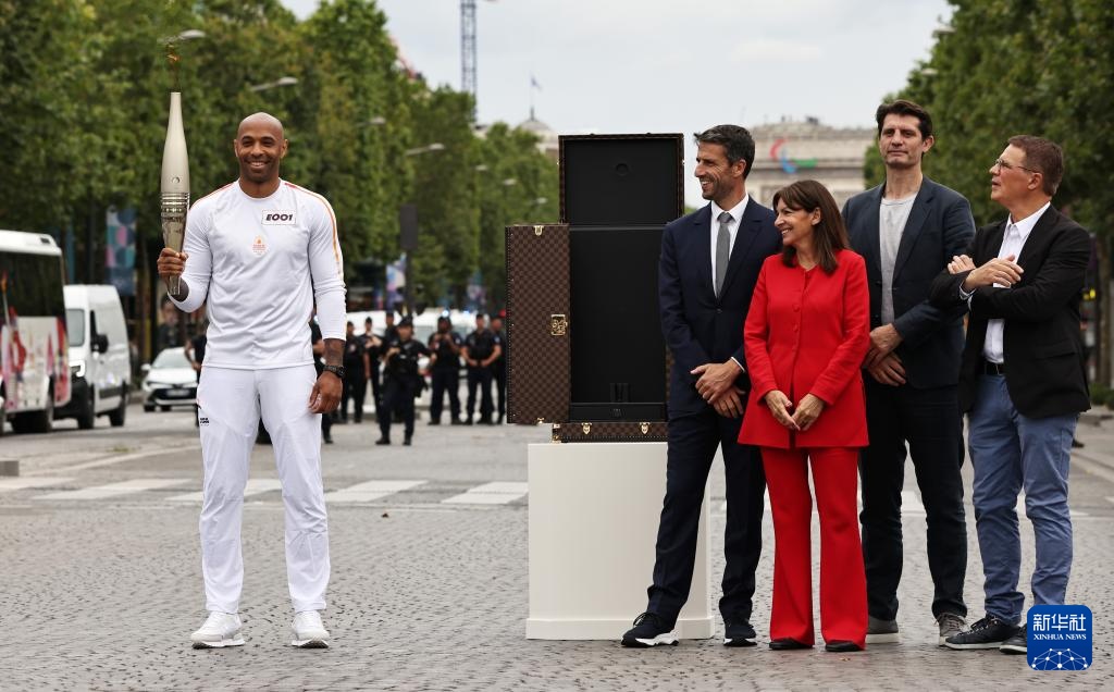 奥运火炬传递在巴黎举行 奥运火炬传递在巴黎举行