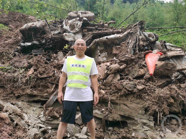 高速路边坡塌方，重庆大叔为了拦车自己的车被埋