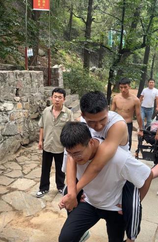 25岁截瘫小伙梦想爬泰山 热心博主喊来朋友抬轮椅陪其爬泰山 用6小时登上中天门