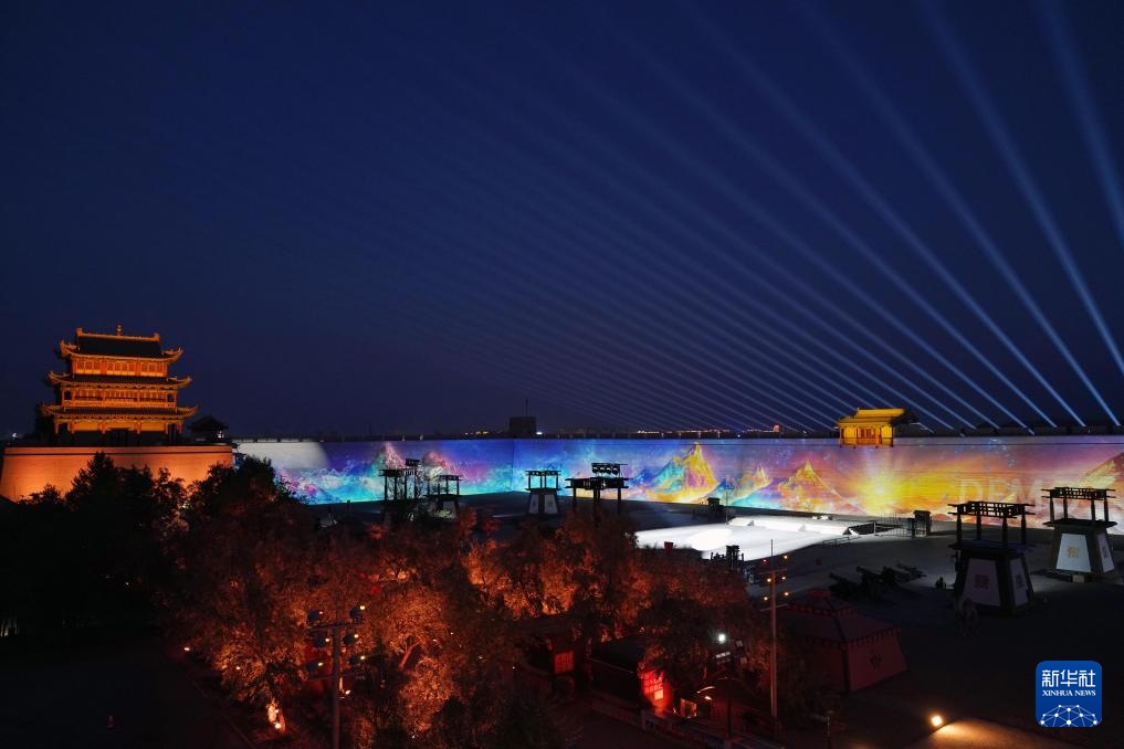 甘肃嘉峪关开启“夜游”模式 甘肃嘉峪关开启“夜游”模式