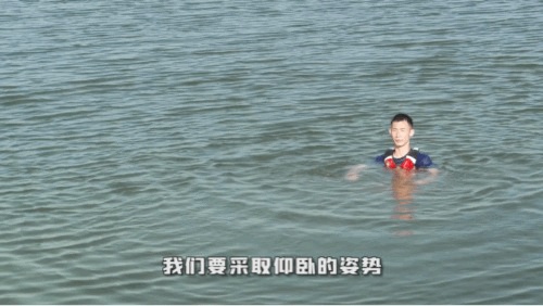 14岁少年发现水里不对劲,救下一条命! 14岁少年发现水里不对劲,救下一条命!