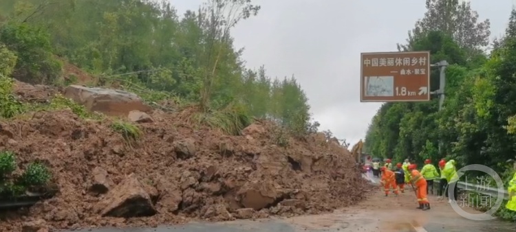 高速路边坡塌方，重庆大叔为了拦车自己的车被埋