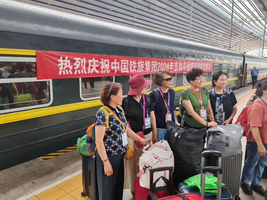 坐着火车游独库，还能逛……