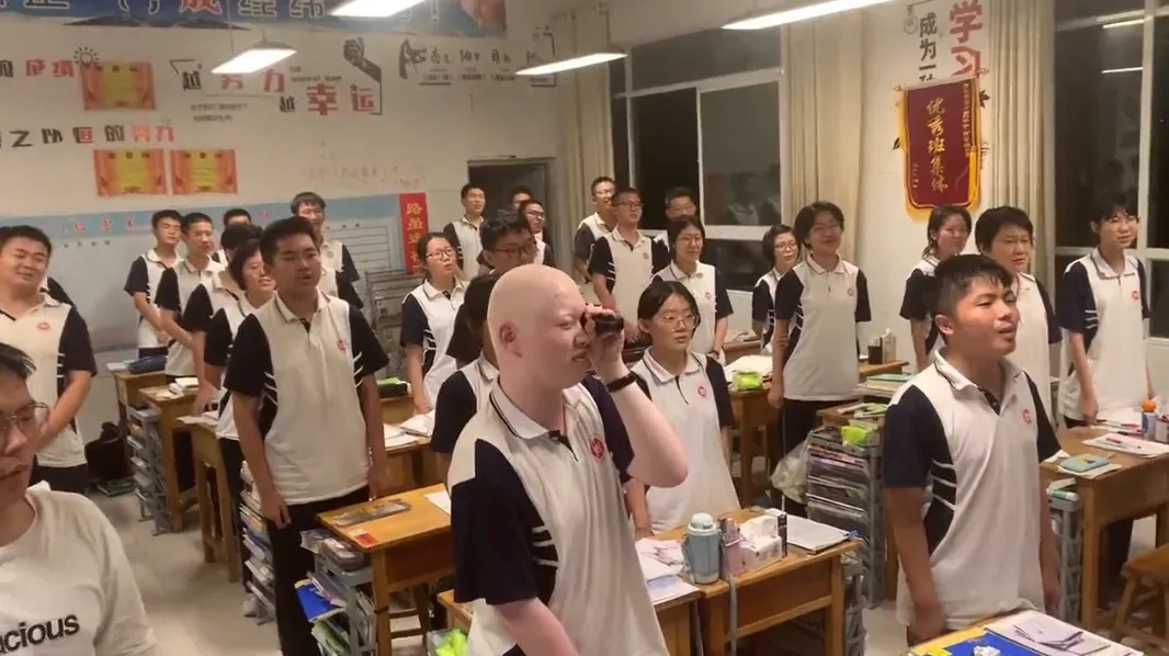 用望远镜看黑板的男孩,688分考上清华大学! 用望远镜看黑板的男孩,688分考上清华大学!