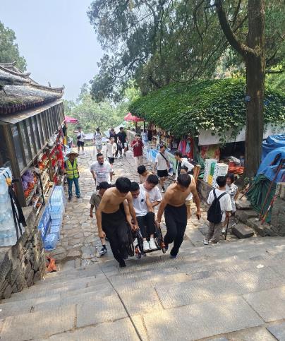 25岁截瘫小伙梦想爬泰山 热心博主喊来朋友抬轮椅陪其爬泰山 用6小时登上中天门