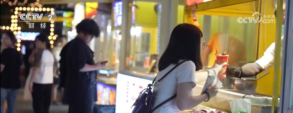 地方特色美食火爆 “舌尖上的文旅”激发各地暑期消费热潮 地方特色美食火爆 “舌尖上的文旅”激发各地暑期消费热潮