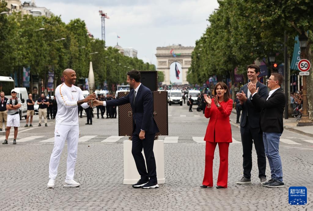 奥运火炬传递在巴黎举行 奥运火炬传递在巴黎举行