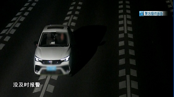 深夜，昆曲高速路中间停着一辆车！开着门，车内却没人……