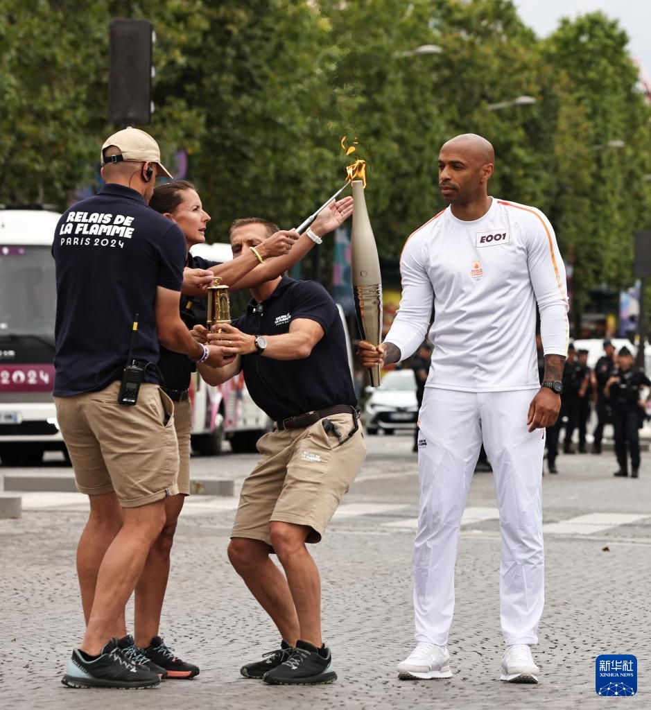 奥运火炬传递在巴黎举行 奥运火炬传递在巴黎举行