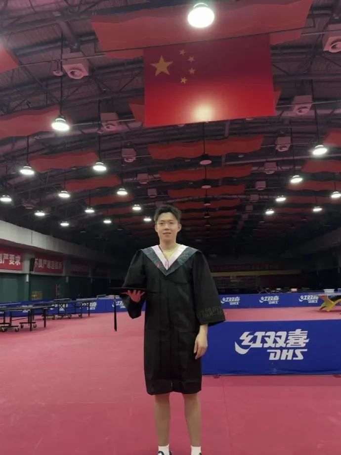 王楚钦北体大毕业照，发型最亮！毕业典礼还被点名……
