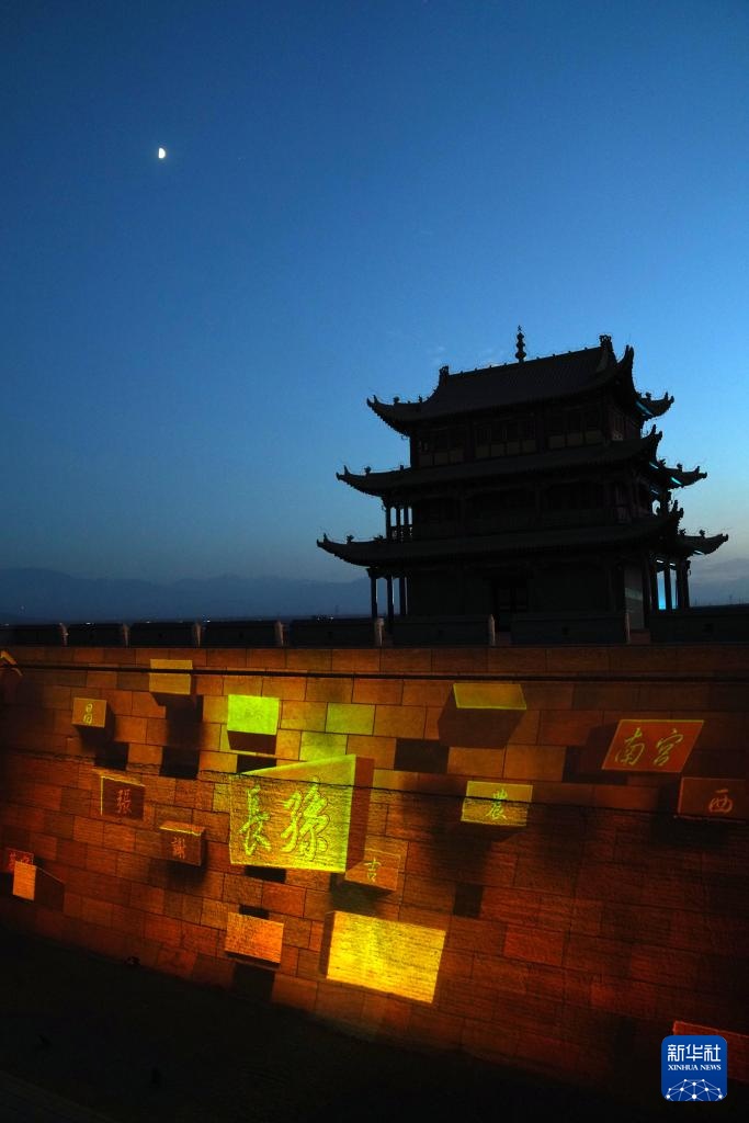 甘肃嘉峪关开启“夜游”模式 甘肃嘉峪关开启“夜游”模式