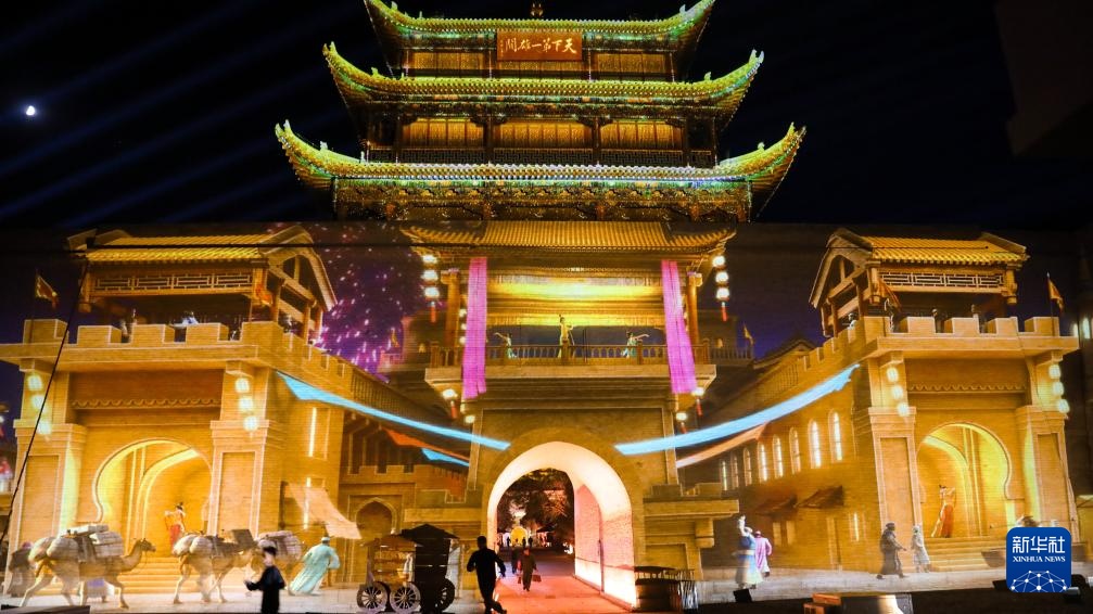 甘肃嘉峪关开启“夜游”模式 甘肃嘉峪关开启“夜游”模式