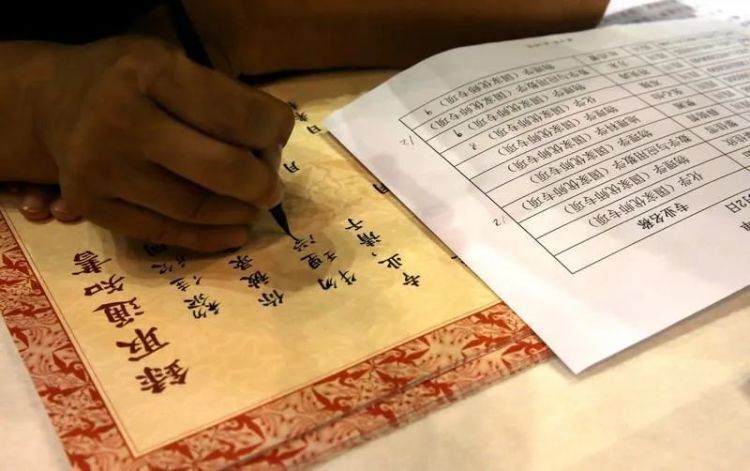 坚持18年！陕西师范大学毛笔手写录取通知书开笔