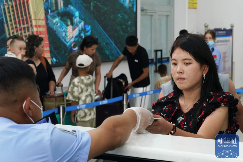中哈都拉塔口岸迎来跨境旅行热潮 中哈都拉塔口岸迎来跨境旅行热潮