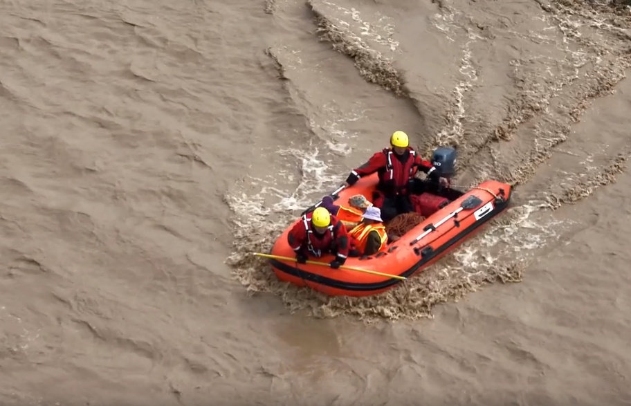 河水上涨致3人700余只牛羊被困!青海消防紧急救援 河水上涨致3人700余只牛羊被困!青海消防紧急救援