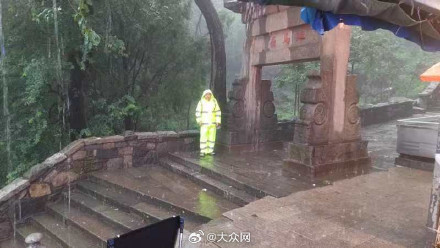 泰山遭暴雨袭击紧急闭园 泰山遭暴雨袭击紧急闭园