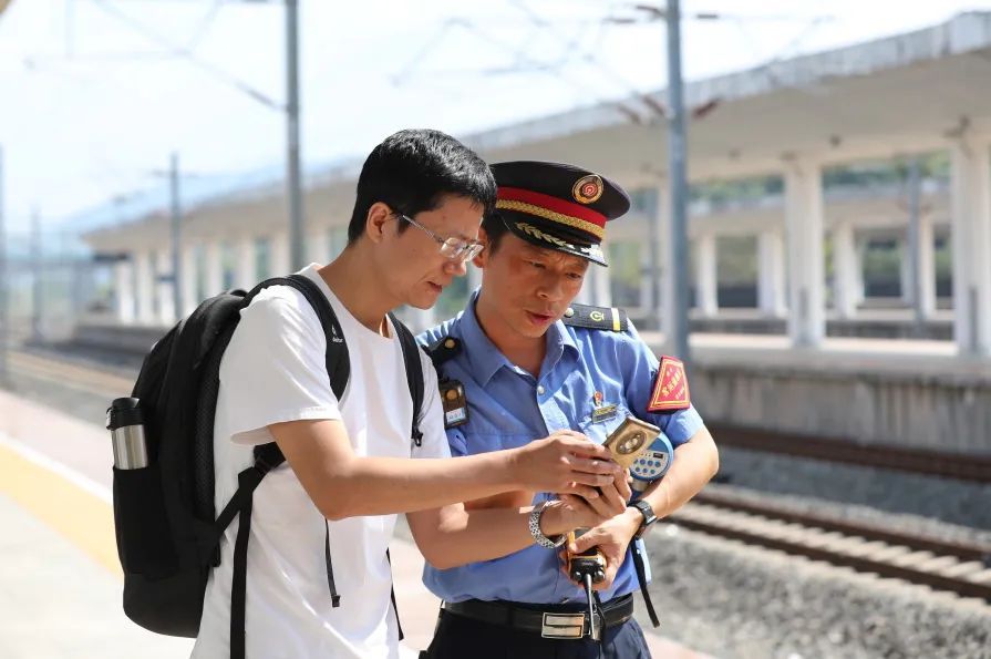 暑运正当时!铁路人加油! 暑运正当时!铁路人加油!