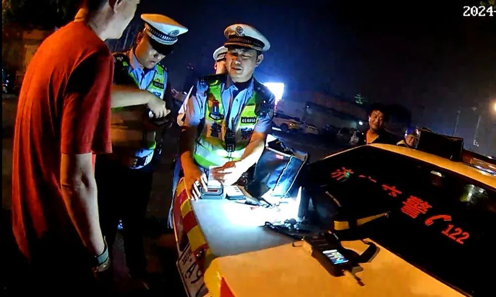 济南一男子醉驾被查,电话叫来其父“帮忙”,结果也被查了 济南一男子醉驾被查,电话叫来其父“帮忙”,结果也被查了