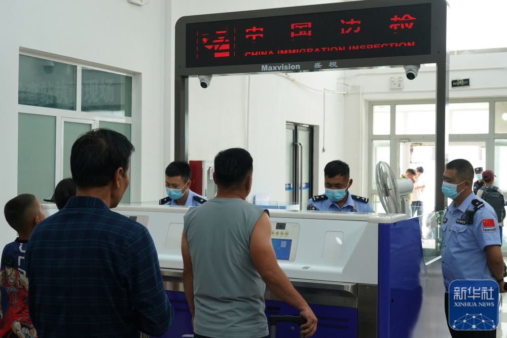 中哈都拉塔口岸迎来跨境旅行热潮 中哈都拉塔口岸迎来跨境旅行热潮