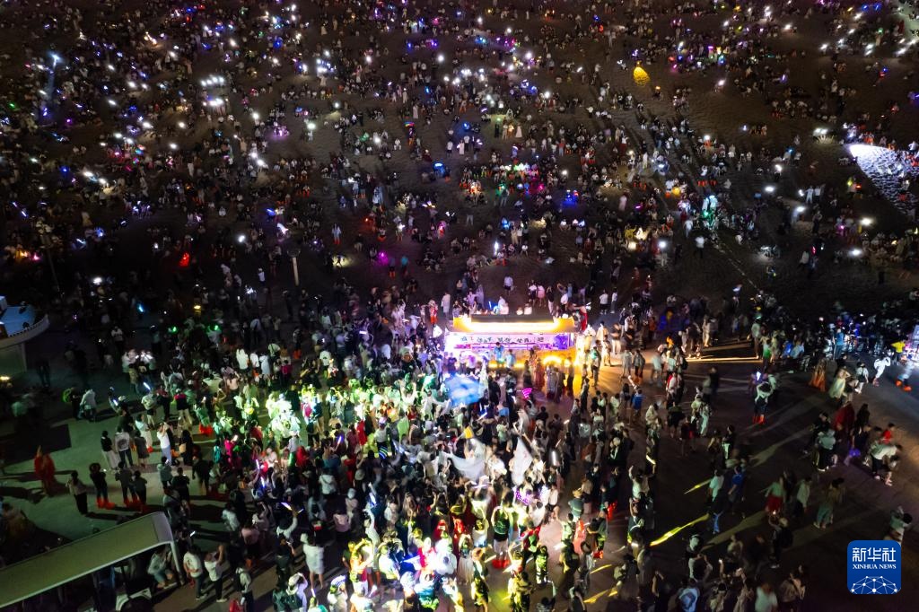 万人星空演唱会“点亮”鸣沙月泉 万人星空演唱会“点亮”鸣沙月泉