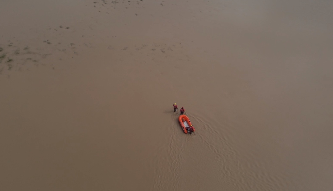 河水上涨致3人700余只牛羊被困!青海消防紧急救援 河水上涨致3人700余只牛羊被困!青海消防紧急救援