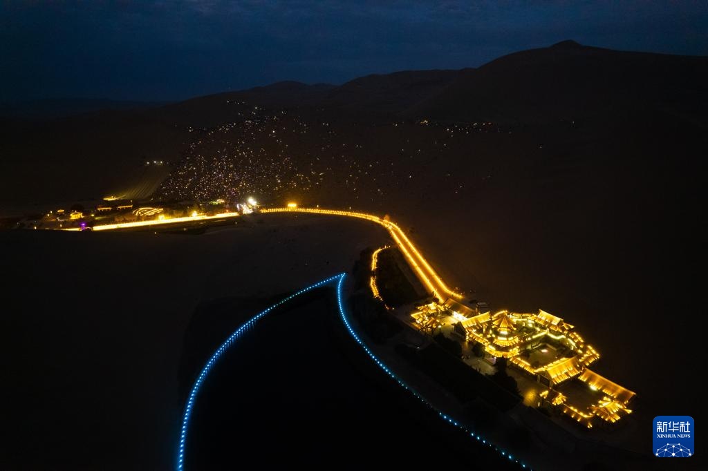 万人星空演唱会“点亮”鸣沙月泉 万人星空演唱会“点亮”鸣沙月泉