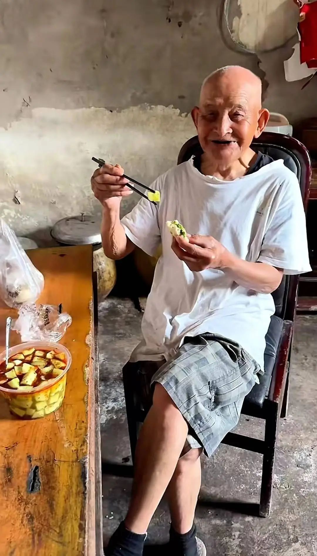 101岁爷爷给55岁孙儿送伞走红！家人：他想健康活到120岁