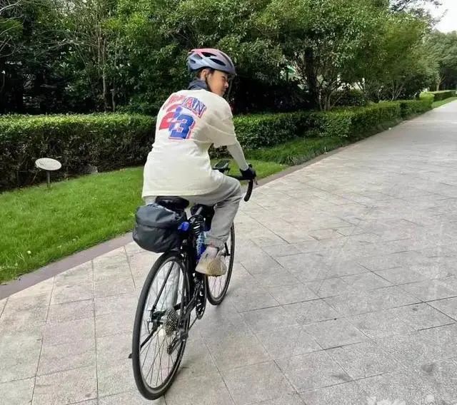 胆子大！3名初中生冲上热搜！家长被质疑？网友：“报警吧……”