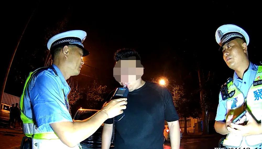 济南一男子醉驾被查,电话叫来其父“帮忙”,结果也被查了 济南一男子醉驾被查,电话叫来其父“帮忙”,结果也被查了