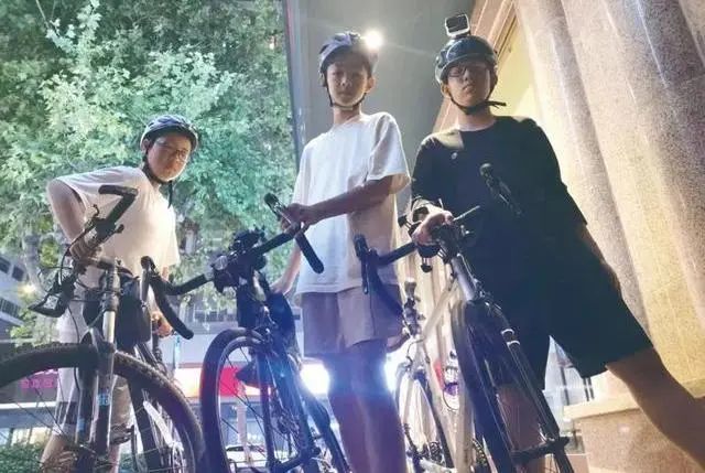 胆子大！3名初中生冲上热搜！家长被质疑？网友：“报警吧……”