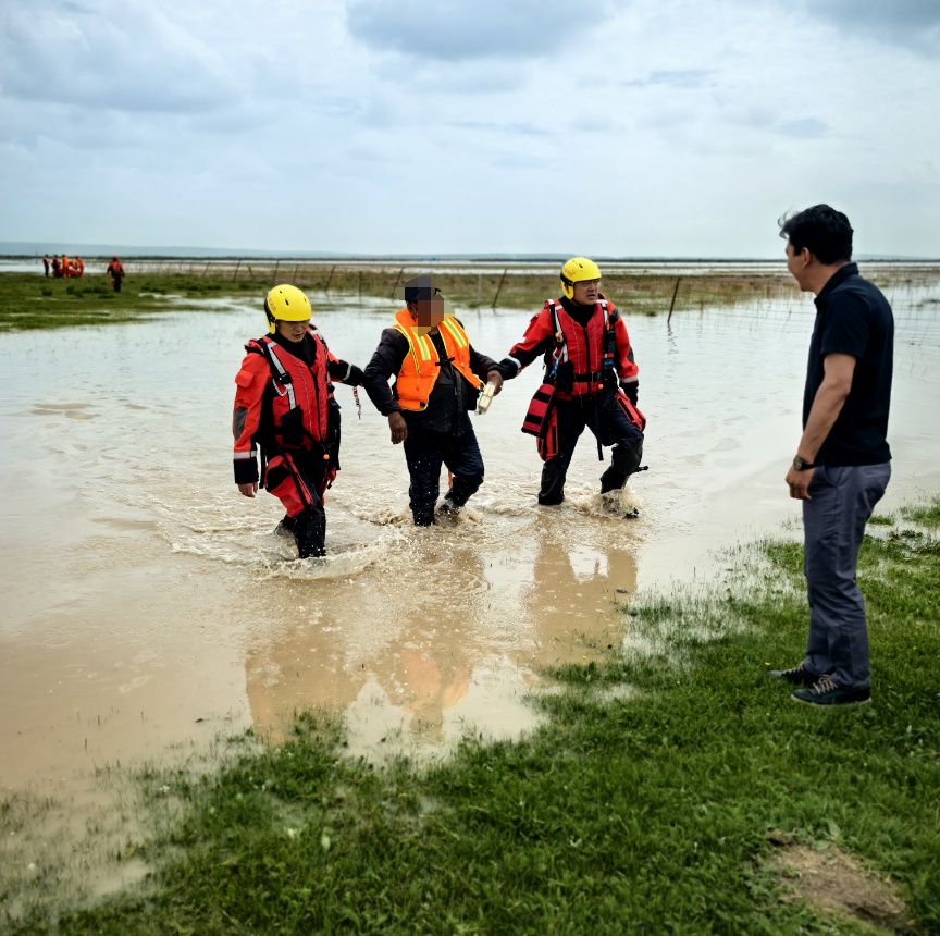 河水上涨致3人700余只牛羊被困!青海消防紧急救援 河水上涨致3人700余只牛羊被困!青海消防紧急救援