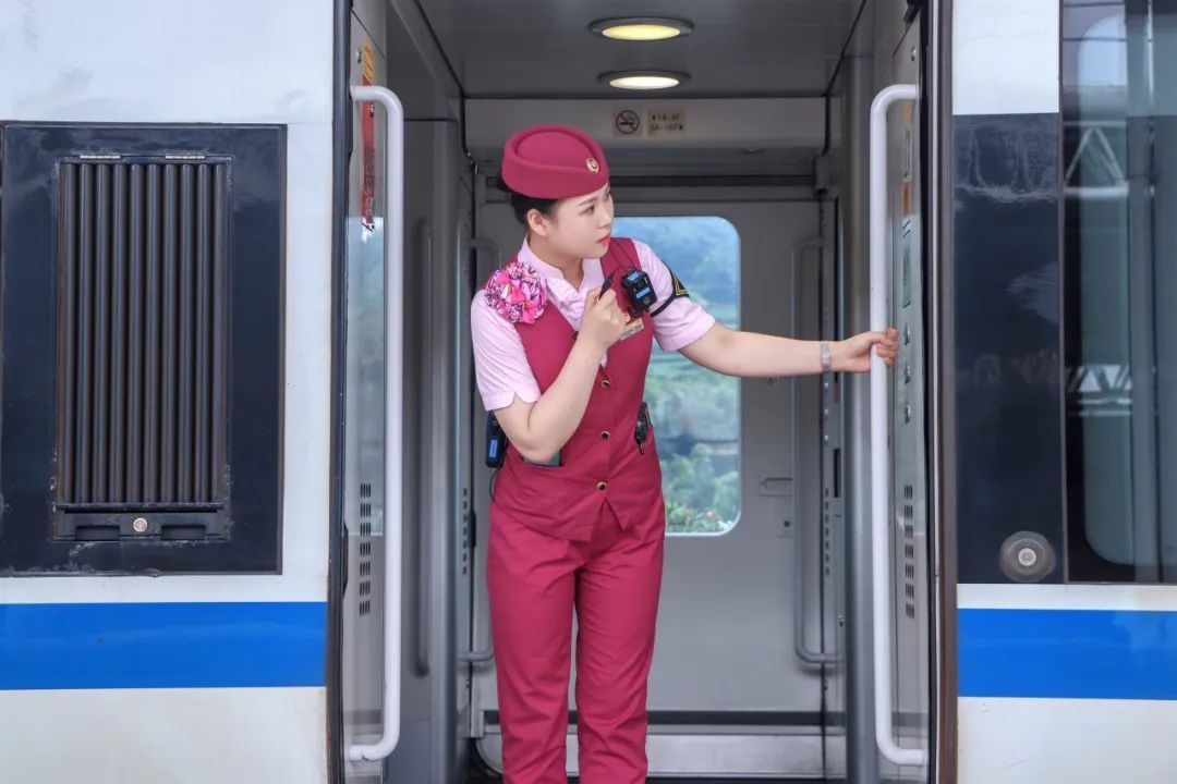 暑运正当时!铁路人加油! 暑运正当时!铁路人加油!