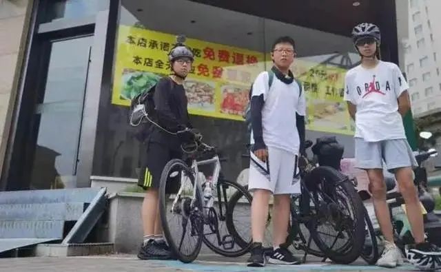 胆子大！3名初中生冲上热搜！家长被质疑？网友：“报警吧……”