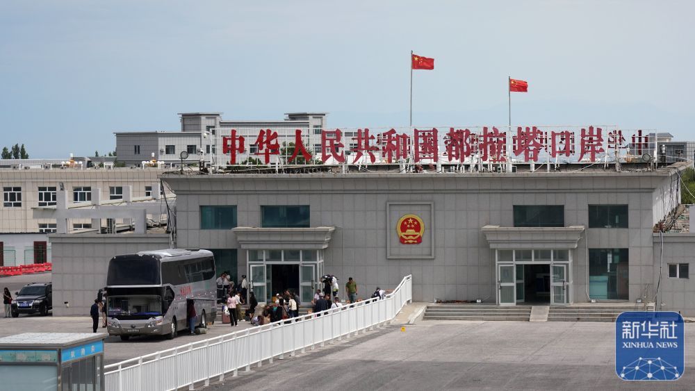 中哈都拉塔口岸迎来跨境旅行热潮 中哈都拉塔口岸迎来跨境旅行热潮