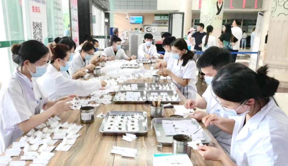 “医院同款”三伏贴热销,市民自行购买后“没什么效果”?专家指出关键 “医院同款”三伏贴热销,市民自行购买后“没什么效果”?专家指出关键