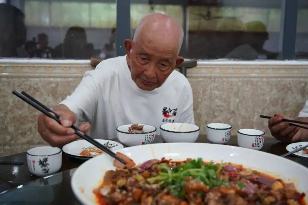 101岁爷爷给55岁孙儿送伞走红！家人：他想健康活到120岁